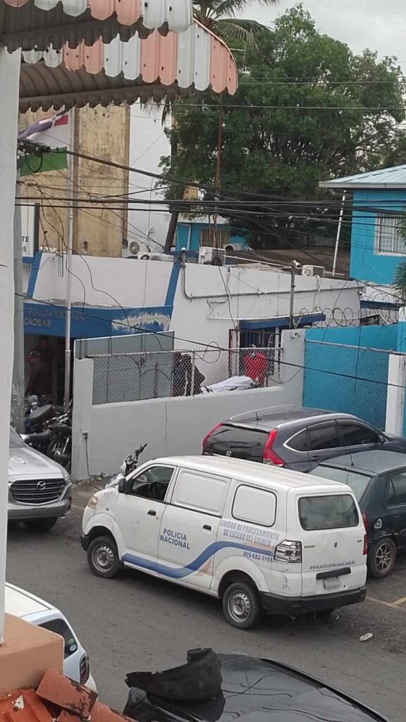 Un hombre mata a su pareja e hijastro y muere tras ser detenido en el destacamento de Las Caobas