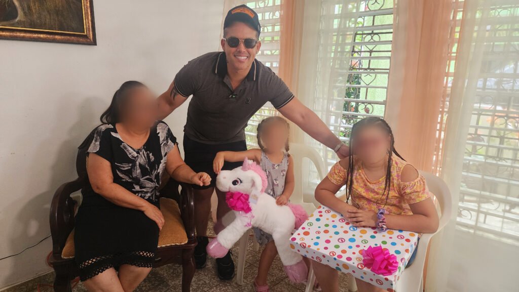 El Blachy lleva esperanza a niñas huérfanas tras la tragedia del Jet Set y hace un llamado solidario al país