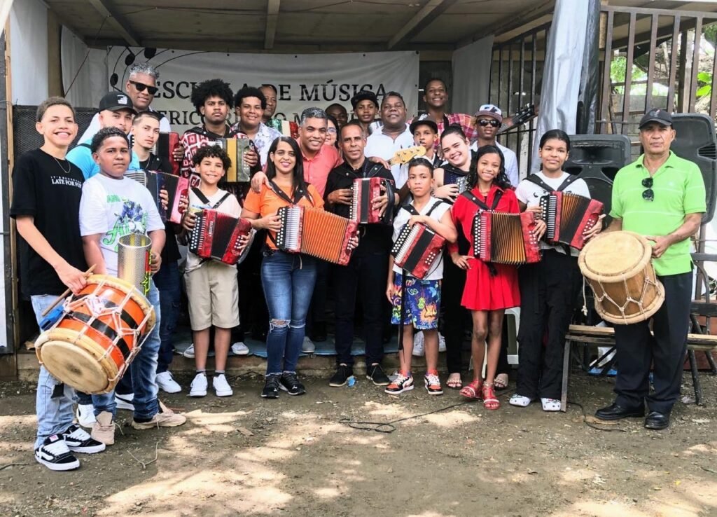 Escuela de Música Típica celebra exitosa actividad pro-fondo con respaldo de Vinicio Aquino