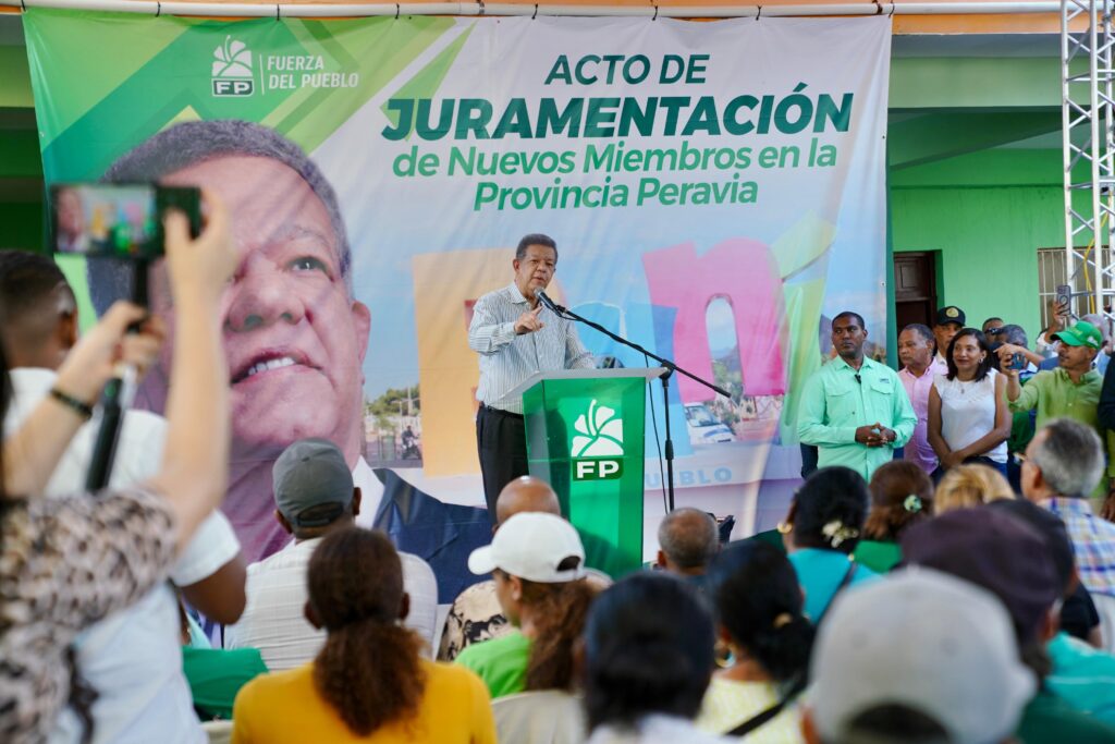 Leonel dice que circunvalación de Baní “costó tres veces más y es la mitad de lo que debió ser”