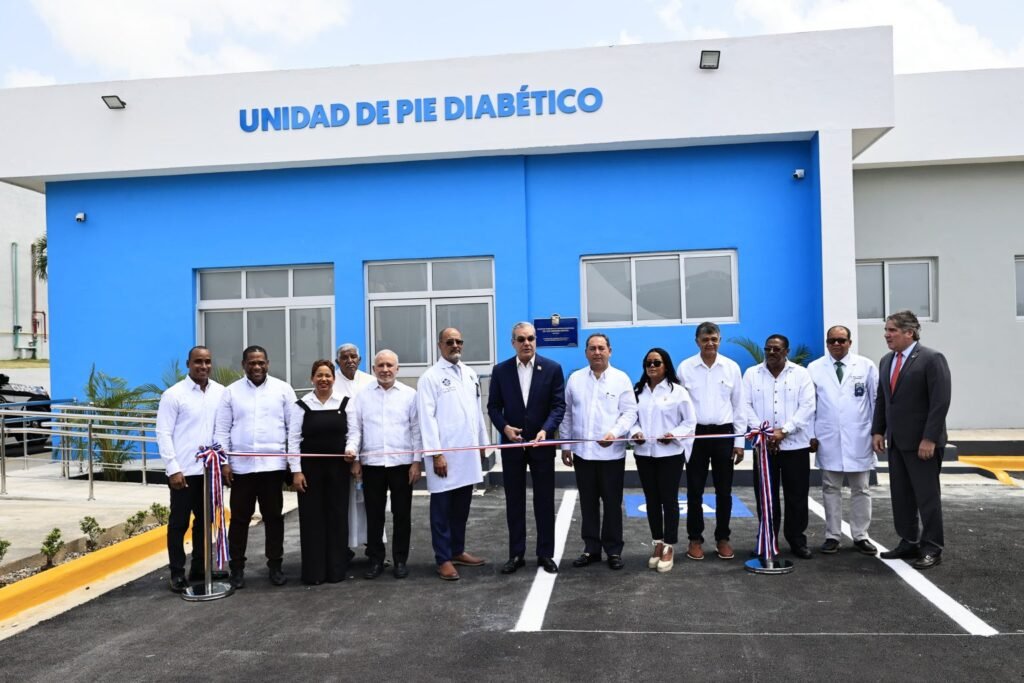 Gobierno inaugura unidad de pie diabético en Hospital de Herrera, Marcelino Vélez Santana
