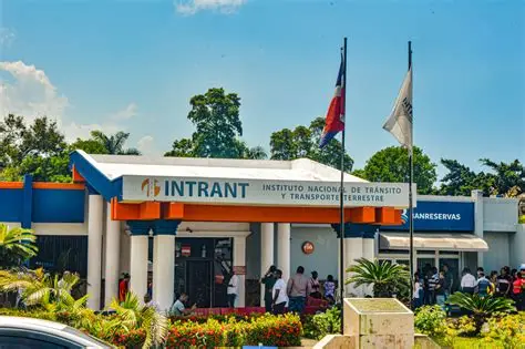 Auditoría revela irregularidades millonarias en contrato del INTRANT para emisión de licencias.