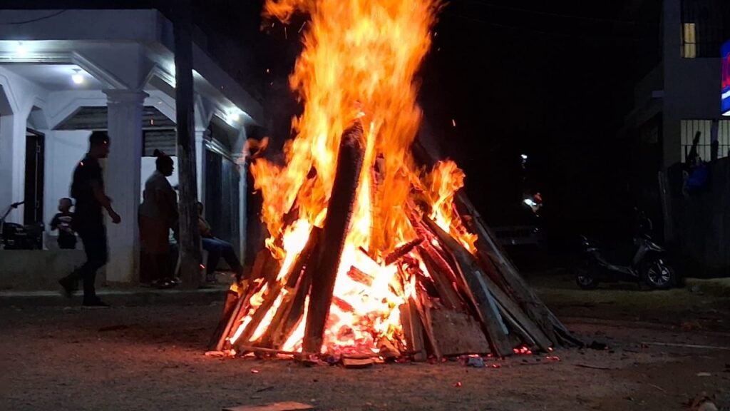 Por segundo día consecutivo protestan con encendido de vela y fogata en Sabana Grande de Boyá