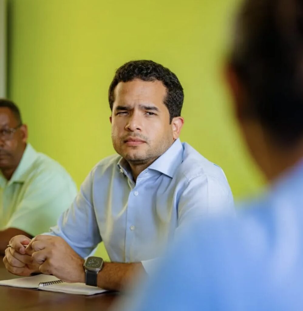 Omar Fernández critica mal estado de escuelas; propone recintos verticales y modelo STEAM