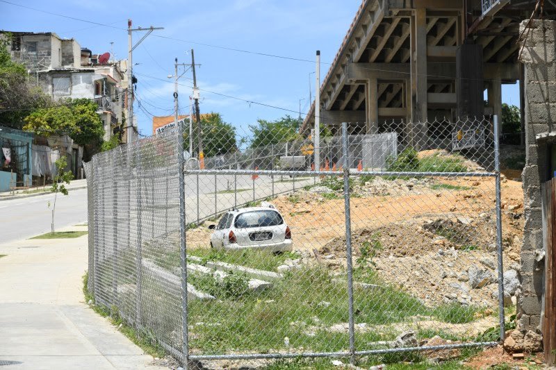 Desalojan familias ubicadas debajo del puente de La 17