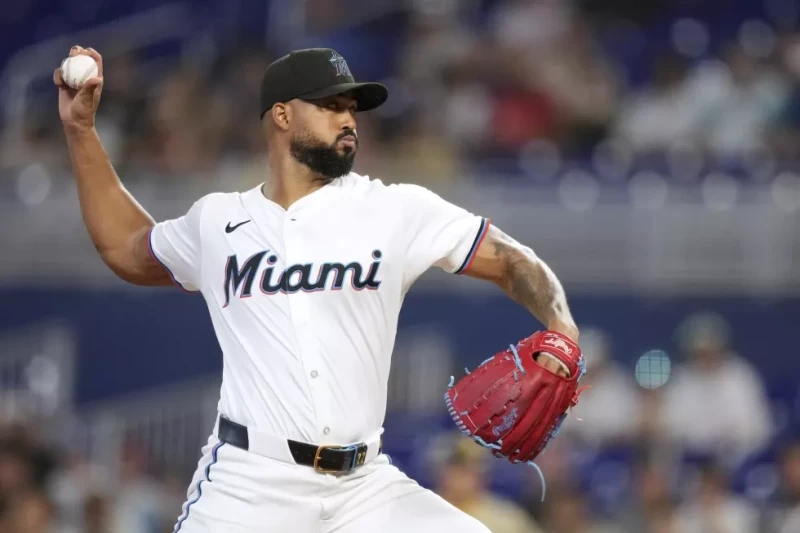 Alcántara supera a Cease en duelo de lanzadores; Sánchez jonronea y Marlins vencen 3-2 a Padres