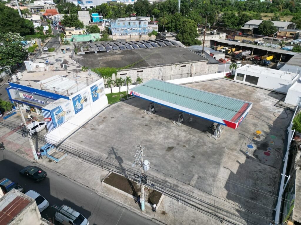 Denuncian alcalde Junior Santos permite bomba de combustibles al lado de hornos industriales en zona poblada