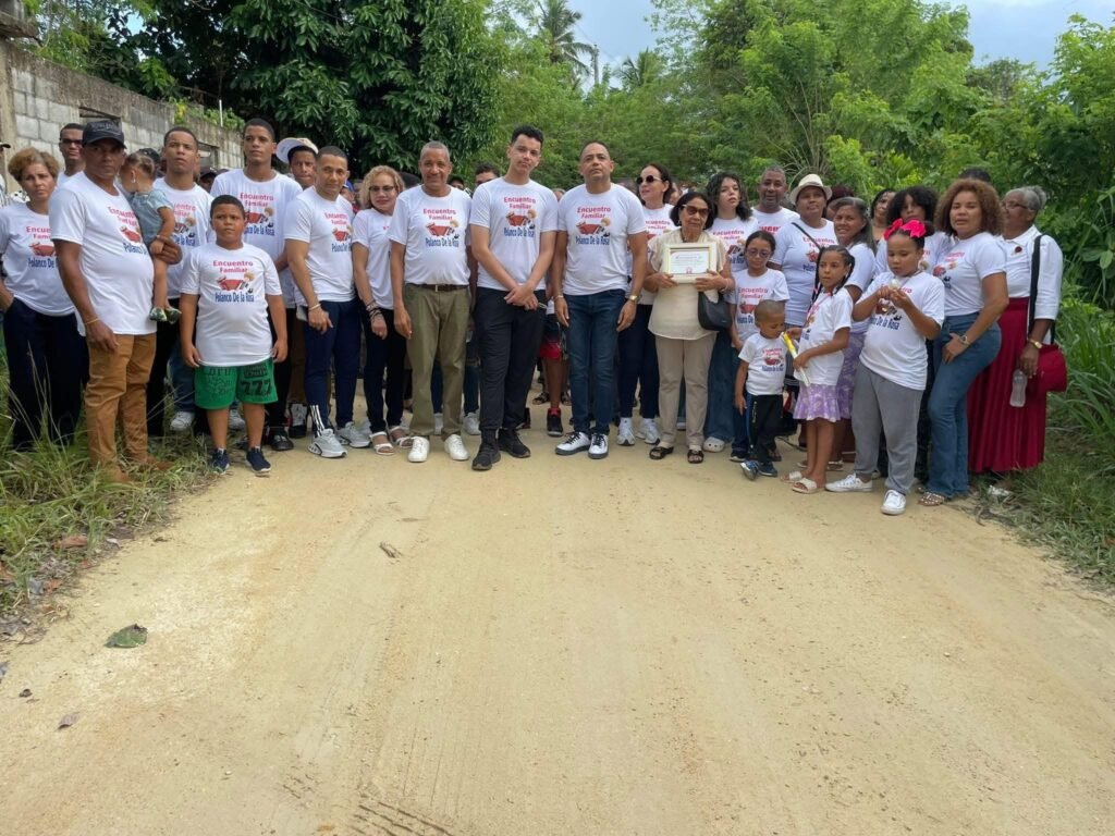 El merenguero Yovanny Polanco y su familia reclaman el arreglo de la carretera de Arroyo al Medio