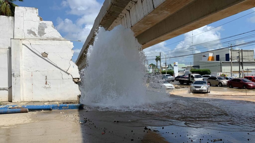 Rotura de tubería bajo vigas del Metro provoca inundación en el kilómetro 9 de la autopista Duarte