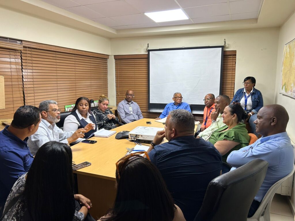 Edeeste sostiene encuentro con presidentes de juntas de vecinos de residenciales de la Av. Jacobo Majluta