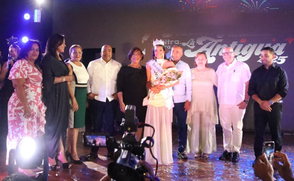 Alcaldesa Amparo Custodio encabeza coronación Reina Fiestas Patronales en La Vega