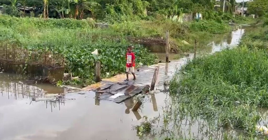 Crecida de cañada pone en peligro a moradores de Hato Nuevo de Manoguayabo