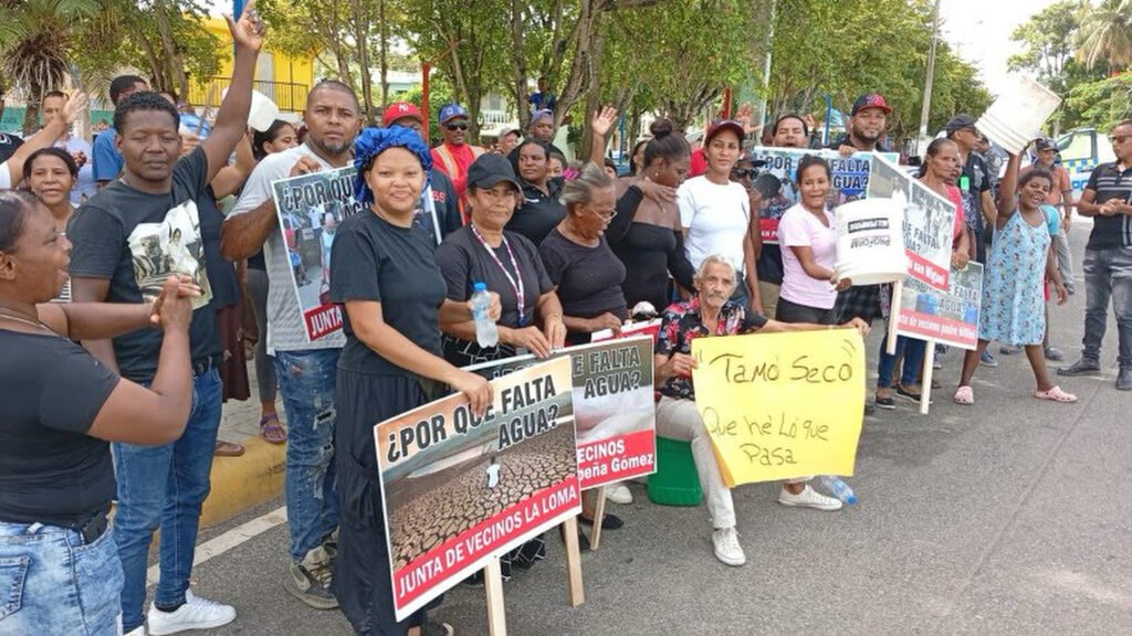 Protestan en km 28 de Pedro Brand por falta de agua desde hace dos meses