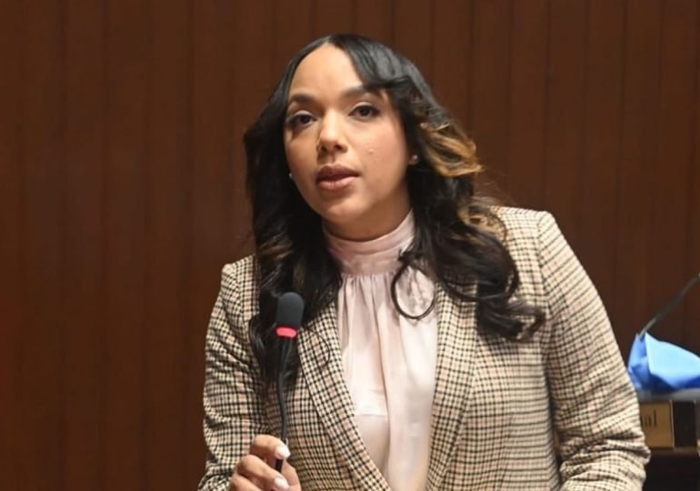 Diputada Tayluma Calderón denuncia alcaldía SDE siembra caos en carreteras y calles: dice colocan reductores de velocidad violando leyes