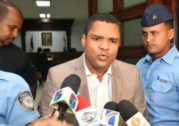 Tribunal concede permiso laboral a Donni Santana bajo condiciones ‘estrictas’