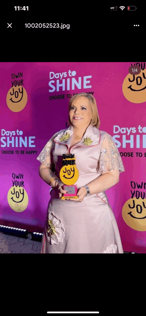 Rommy Grullón, galardonada por la revista Shine como “Mujer que Brilla” por su legado transformador en belleza, educación y empoderamiento