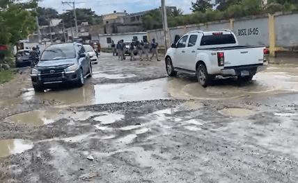 Estudiantes de liceo María Teresa Quidiello afectados por mal estado de calle