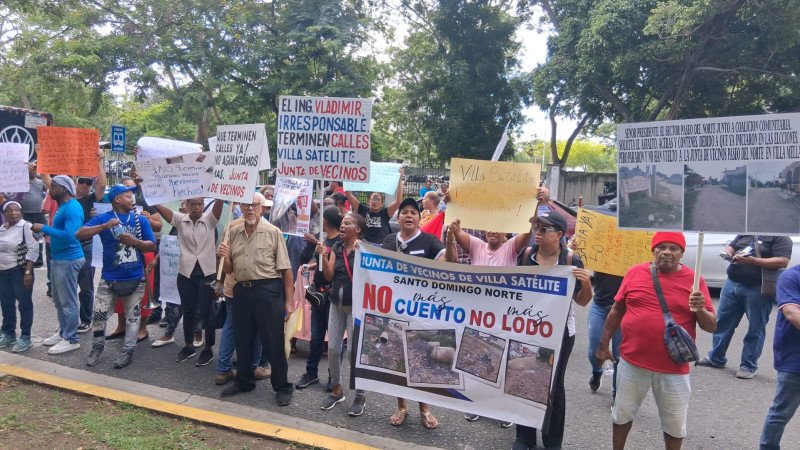 Comunitarios de Villa Mella protestan frente a Obras Públicas