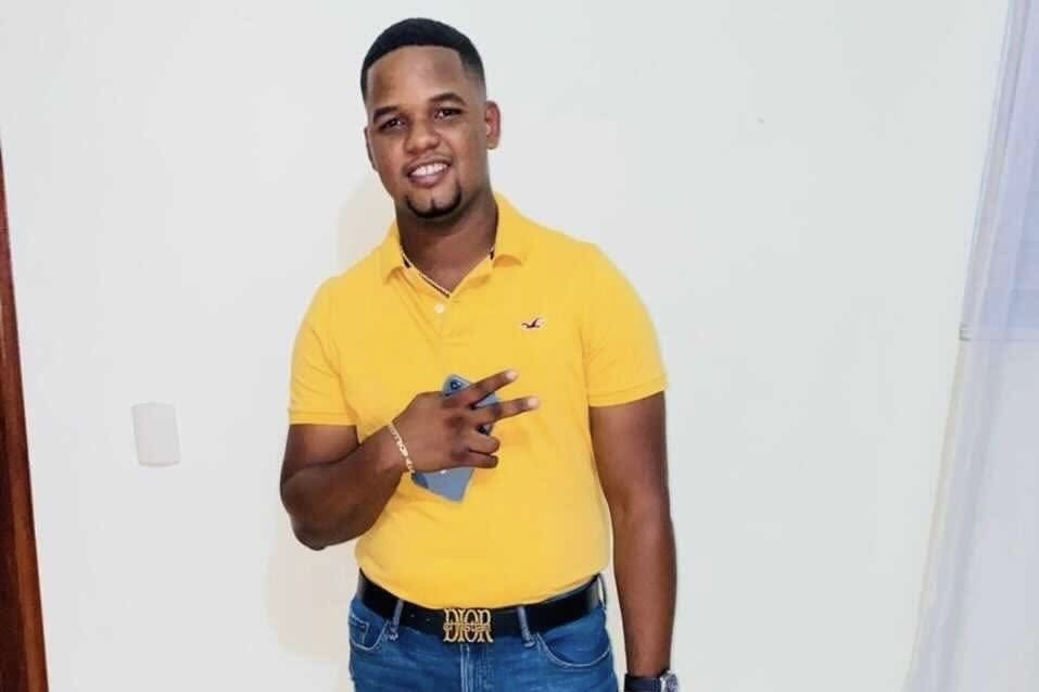 Trágico accidente laboral en Las Terrenas: joven pierde la vida al caerle un cristal encima