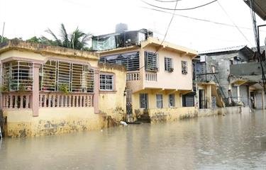 Otra lluvia, otra inundación en el sector Arroyo Bonito de Santo Domingo Oeste