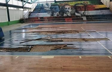 El talento no se rinde: niños entrenan entre filtraciones y oscuridad en La Nueva Barquita