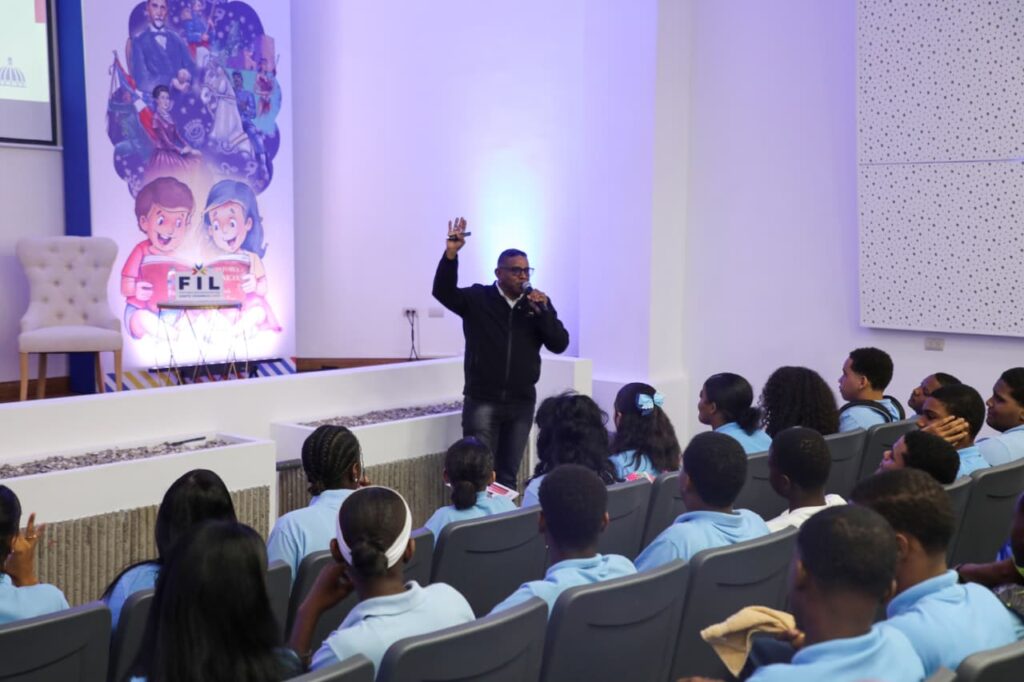 EDES dictan charla sobre eficiencia energética en la Feria del Libro 2025