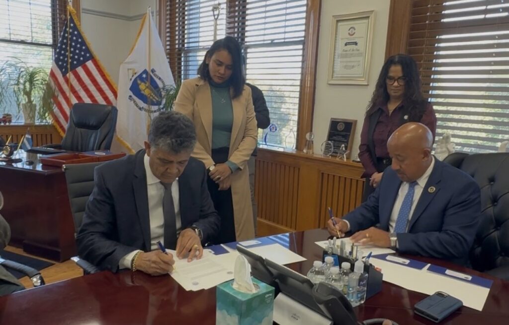 Alcaldía de Santo Domingo Oeste firma acuerdo de hermanamiento con el alcalde de la ciudad de Lawrence, Massachusetts