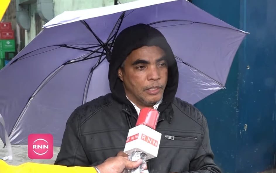 Exregidor y dirigente comunitario Vinicio Aquino asiste sectores vulnerables SDO por paso tormenta Melissa