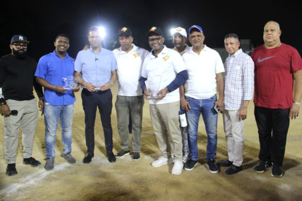 ASODO reconoce a Robert Polanco por sus aportes al deporte en Santo Domingo Oeste