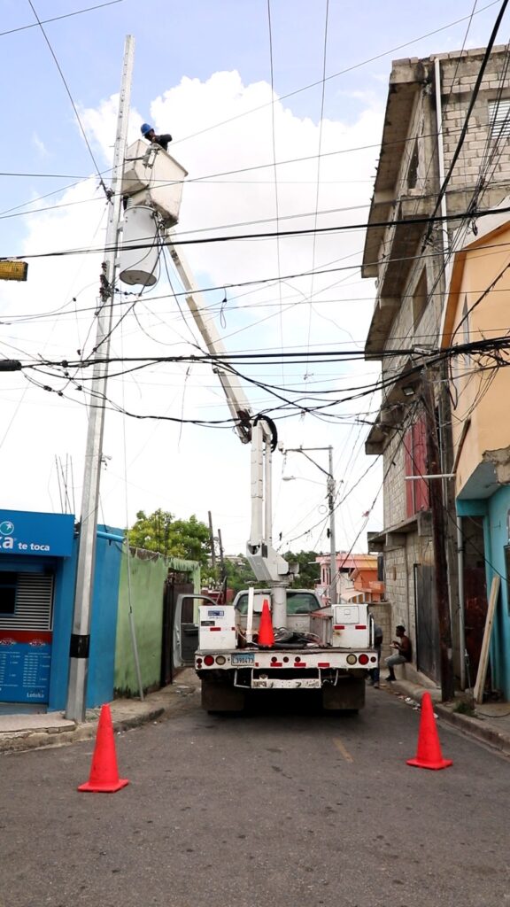 Edeeste continúa trabajos que mejoran el servicio eléctrico en Los Tres Brazos