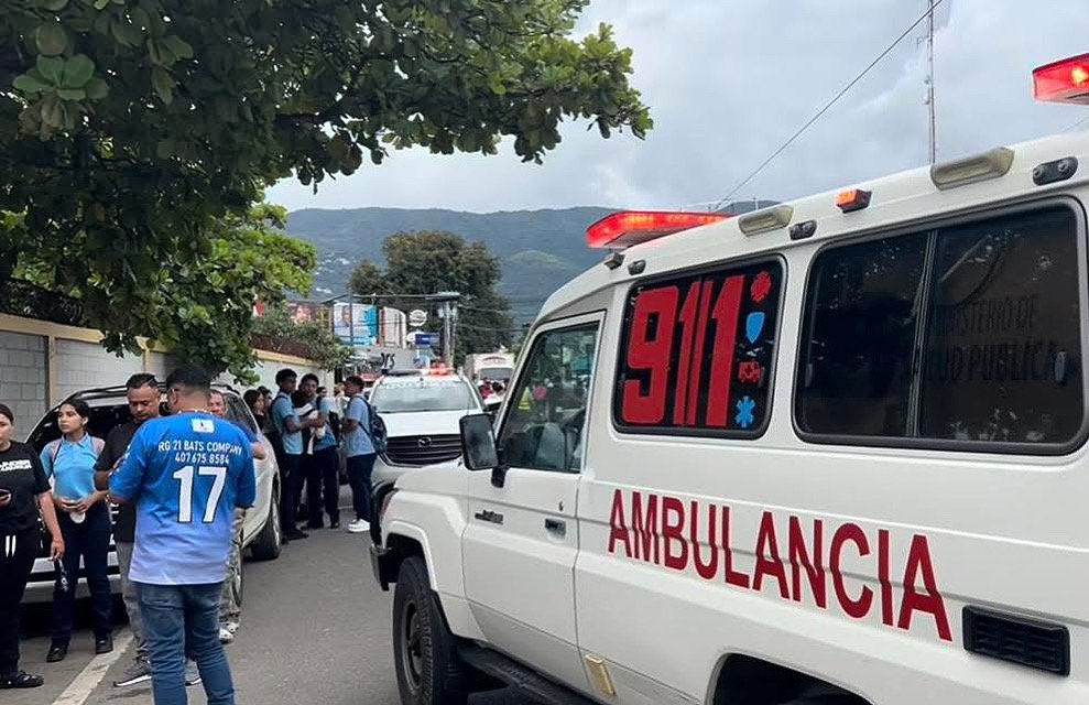 Más de 20 estudiantes de Jarabacoa sufren crisis simultáneas; autoridades investigan el origen; Pastor atribuye a brujería