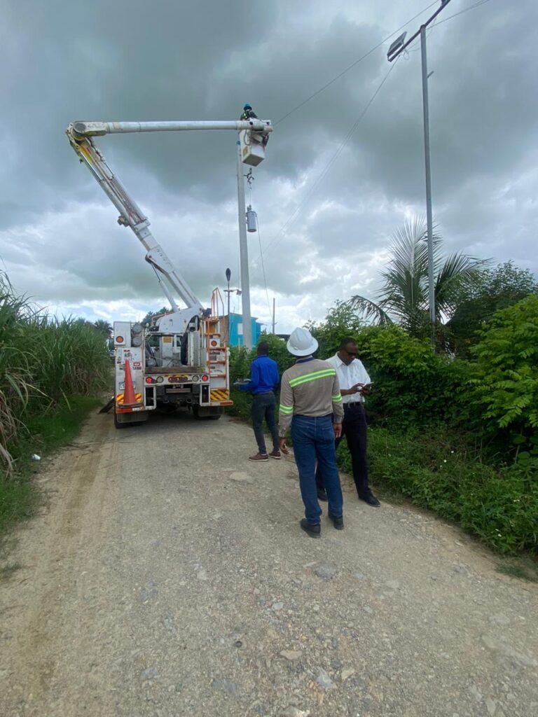 EDEESTE realiza operativo en Higüey y desmantela nueve transformadores instalados de forma irregular