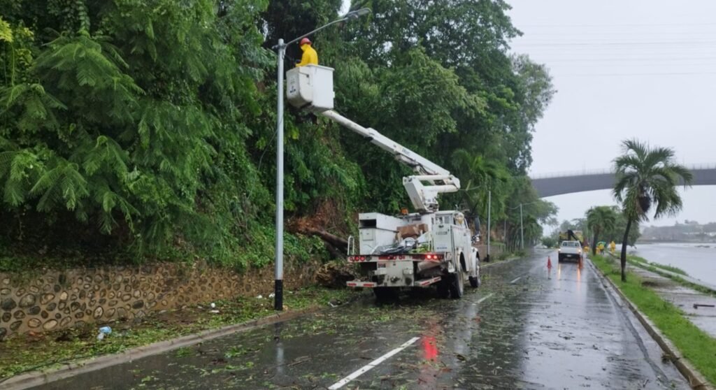 Edeeste brinda atención rápida a reportes de avería por efectos de tormenta Melissa; mantiene abastecimiento por encima del 96%