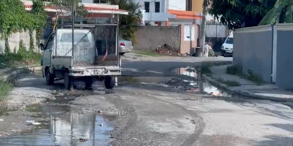 Residentes de Roalba, en ManoGuayabo, exigen arreglo de calles y amenazan con protestas