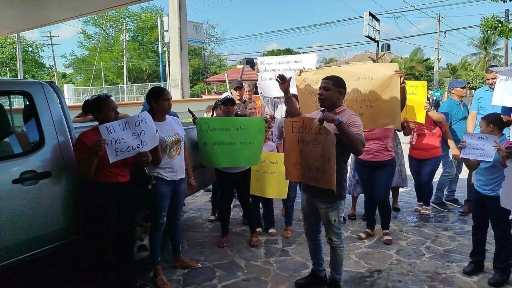 Padres reclaman entrega del Centro Educativo Raquel De La Rosa en Río San Juan, con más de 10 años en construcción