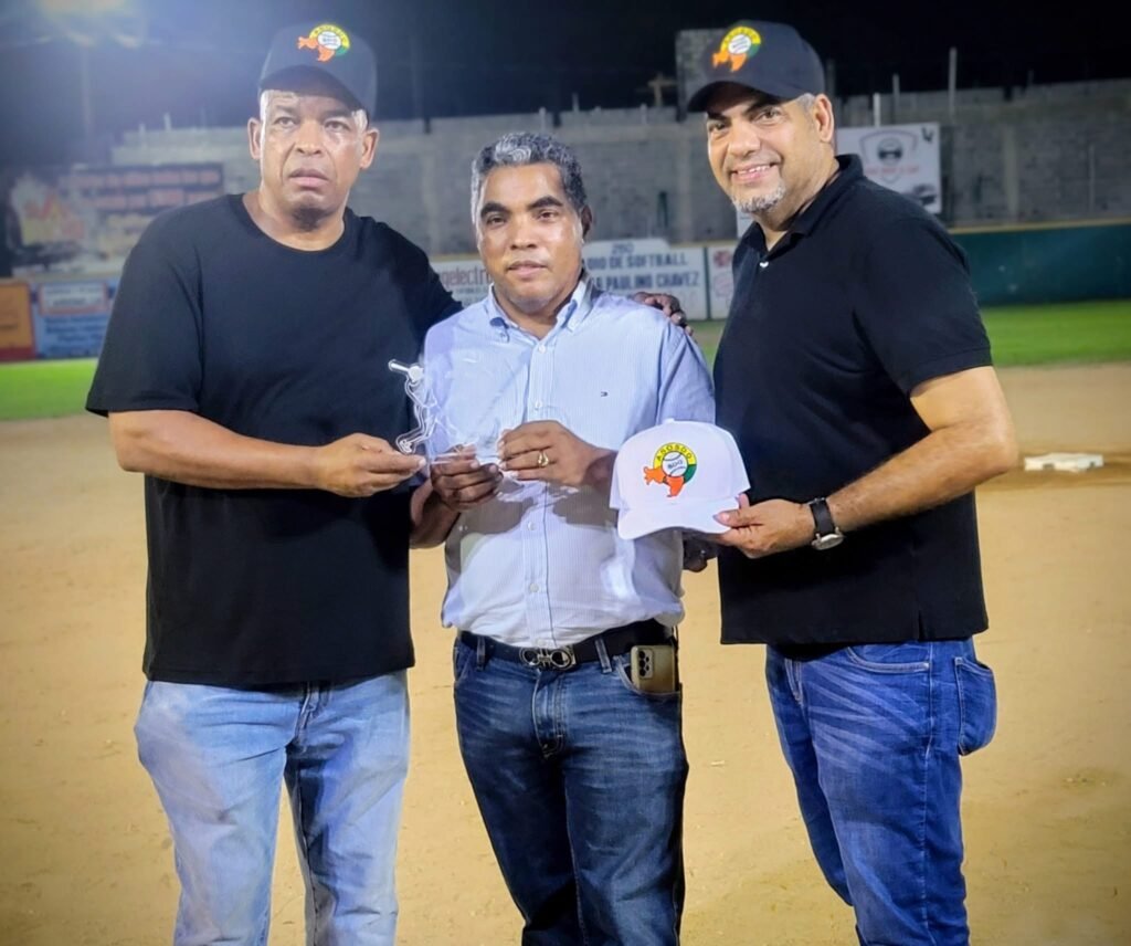Torneo de Sóftbol reconoce los grandes aportes de Vinicio Aquino en Santo Domingo Oeste