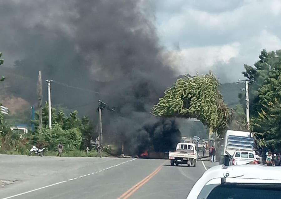 Realizan protestas en Cruce de Ocoa; paraliza el tránsito hacia el sur profundo