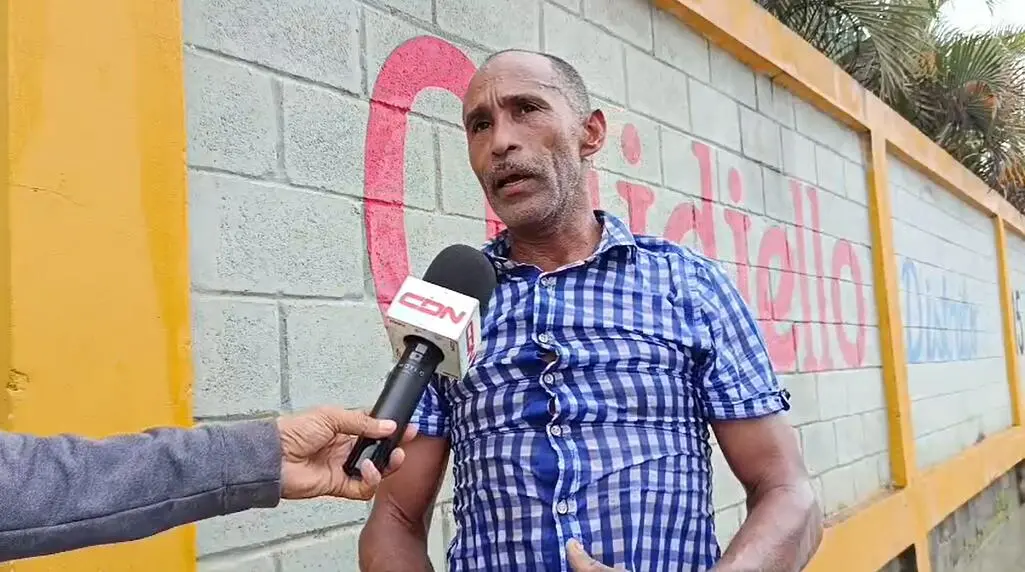 Vecinos del Liceo María Teresa Quidiello limpian calles ante riesgo por lluvias y abandono de autoridades