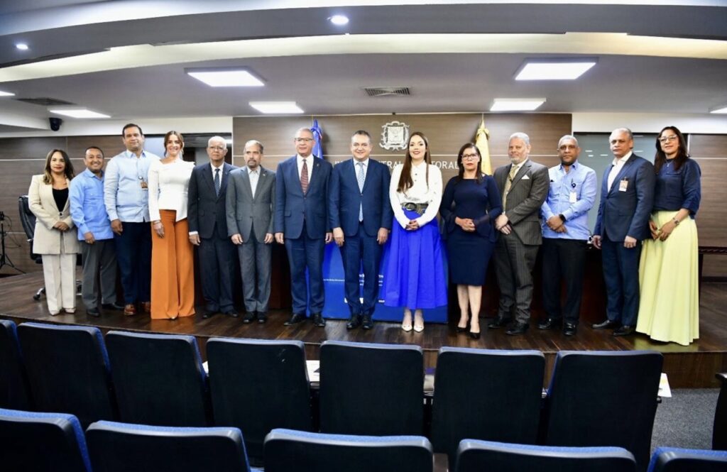 JCE incorpora en nueva Cédula símbolos patrios tras aval del Instituto Duartiano y la Comisión Permanente de Efemérides Patrias