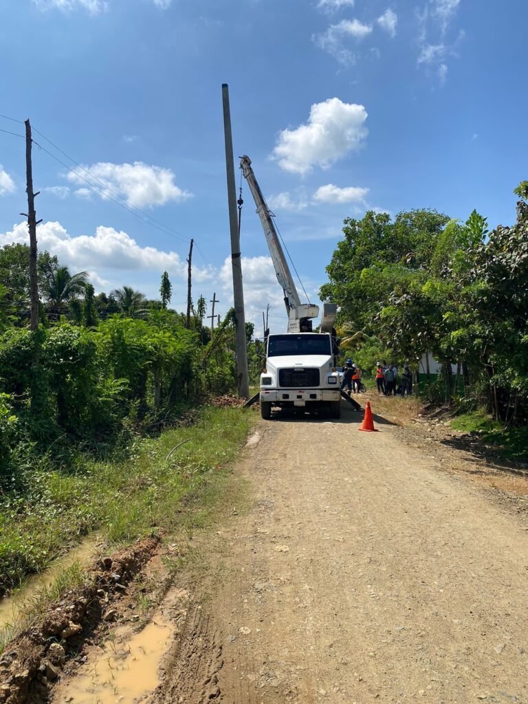 Edeeste inicia proyecto de electrificación en Brisas del Mar, Sabana de la Mar