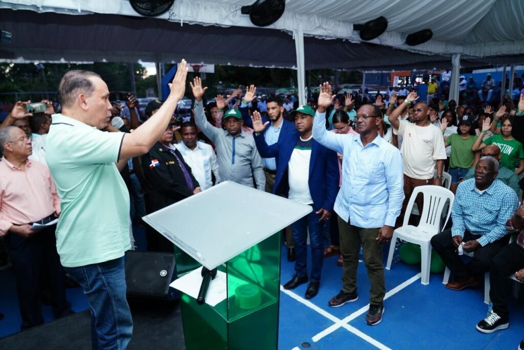 Regidor del PLD y dirigentes del PRM se juramentan en la Fuerza del Pueblo en Santo Domingo Norte