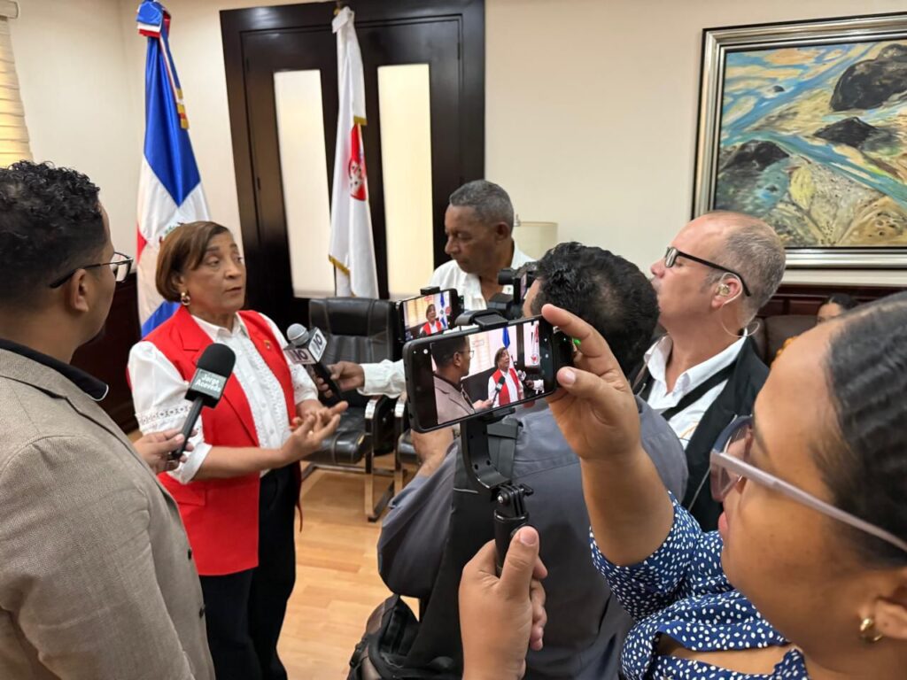 La Alcaldesa Amparo Custodio Anuncia la Inauguración del Parque Mágico de la Navidad 2025