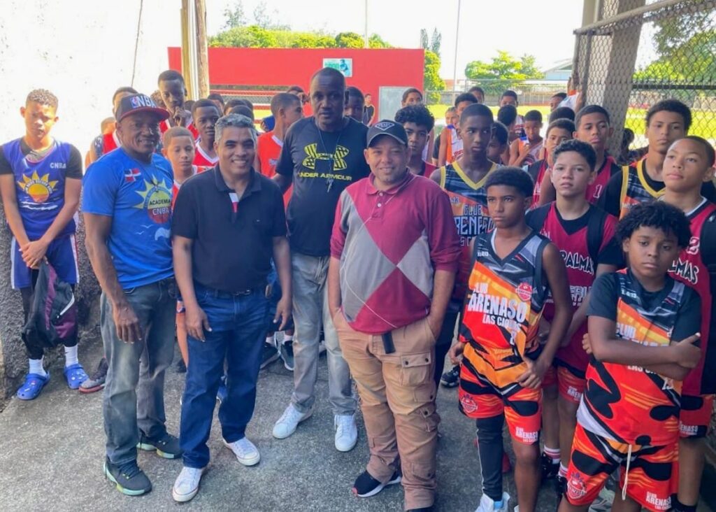 Vinicio Aquino recorre sectores de Santo Domingo Oeste llevando soluciones y esperanza