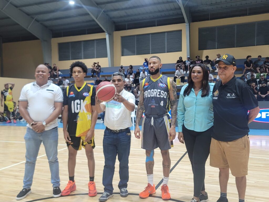 Vinicio Aquino realiza el saque de honor en el partido entre la franquicia Iván Guzmán Klang y El Progreso en el VII Torneo de Baloncesto Superior de Las Caobas