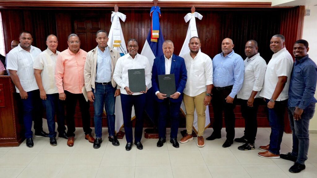 IDOPPRIL y Ayuntamiento de San Cristóbal firman convenio para fortalecer seguridad y salud laboral*