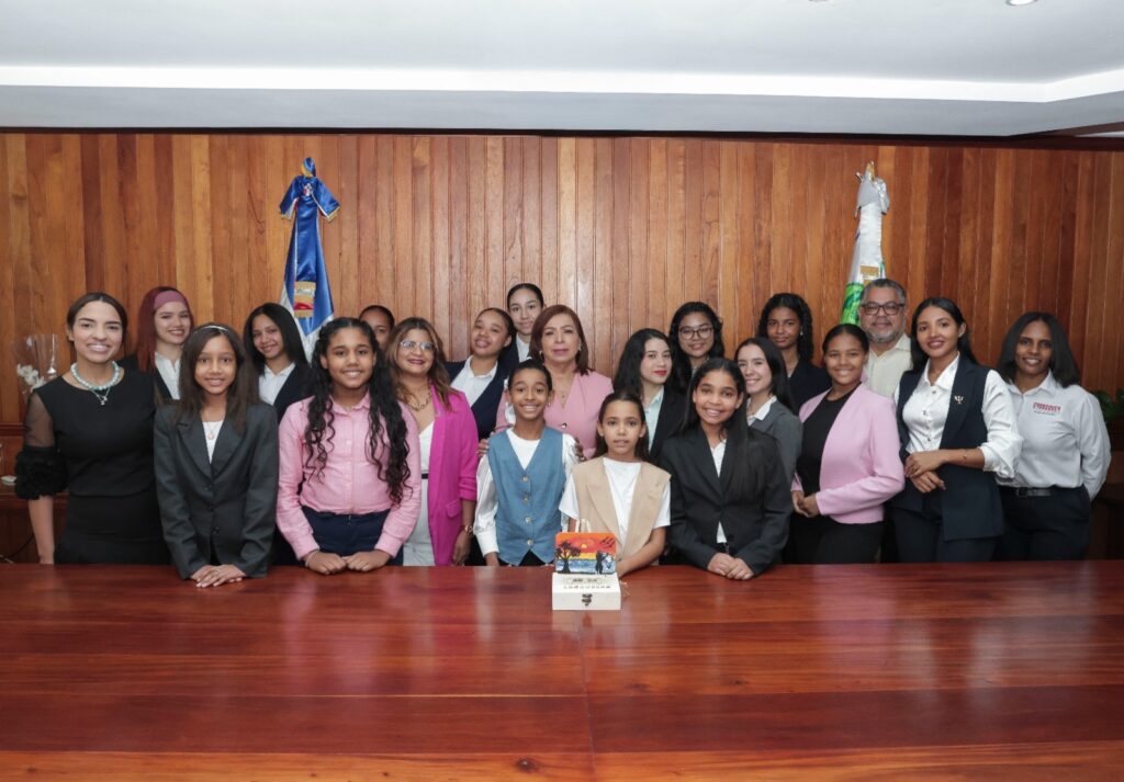 Comisión de niñas del Voluntariado del Colectivo Femenino Internacional para la Democracia y la Fundación Princesas del Siglo 21, realizan visita de cortesía a CONANI