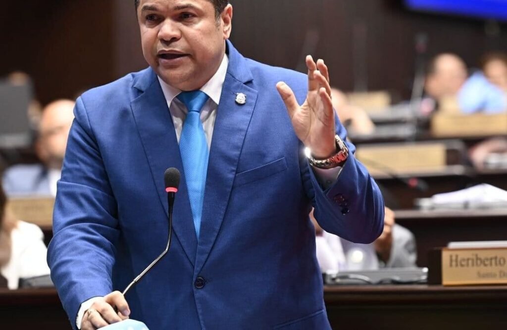 Diputado de la Fuerza del Pueblo denuncia que el INTRANT usa regulación de cascos para hacer negocios