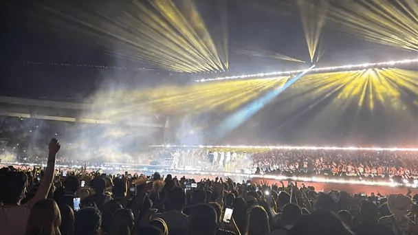 Bad Bunny hace vibrar Centro Olímpico en el inicio de su esperada gira mundial