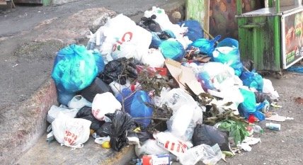 Municipes de Riviera de Haina denuncian retrasos y cobros irregulares en la recogida de basura