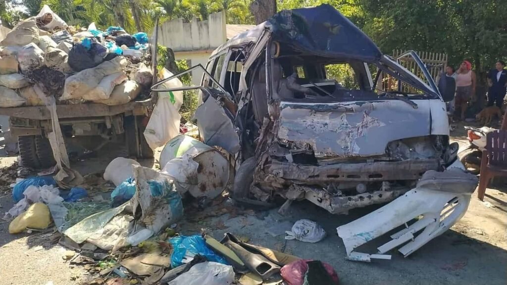Al menos 14 heridos tras fuerte choque entre minibús escolar y camión en La Vega